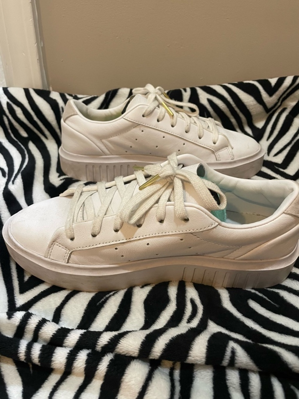 Adidas Sleek White Leather Sneakers with Gold Metal Lace Tips - Picture 4 of 9